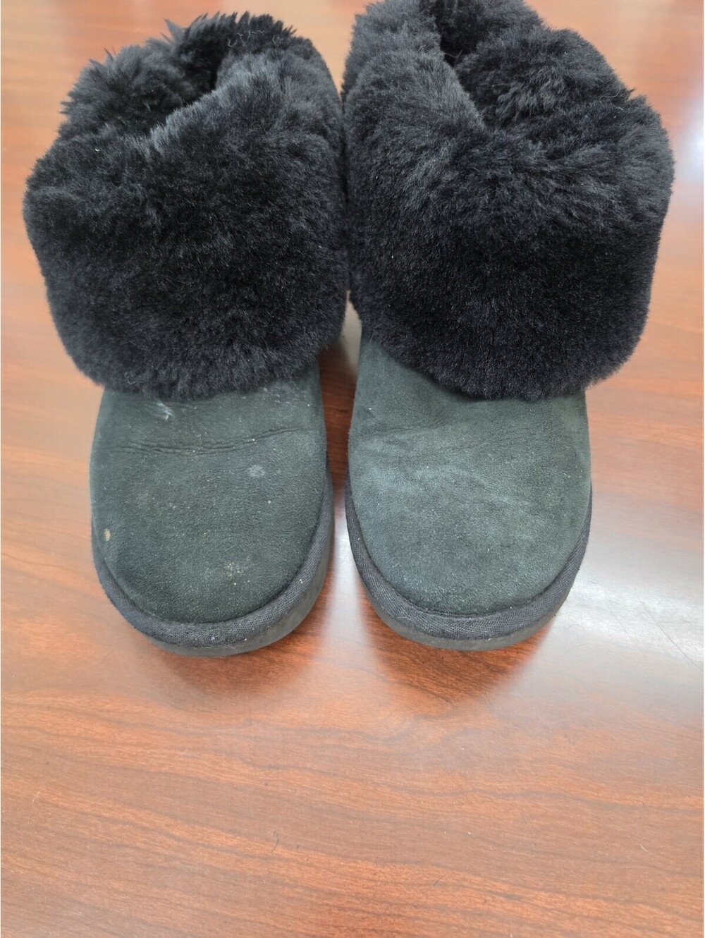 UGG Classic Cuff Mini Boots Black Sheepskin Suede Womens US 9 Winter Cozy Core